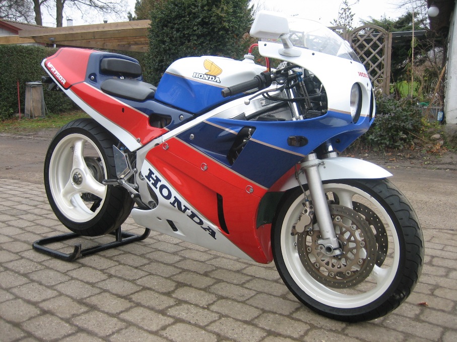 CBR929RR.jpg (11448 bytes)